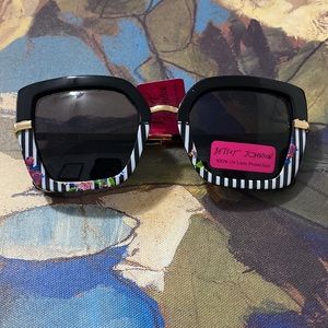 Betsey Johnson Sunglasses 🎄1 Hour Sale🎄